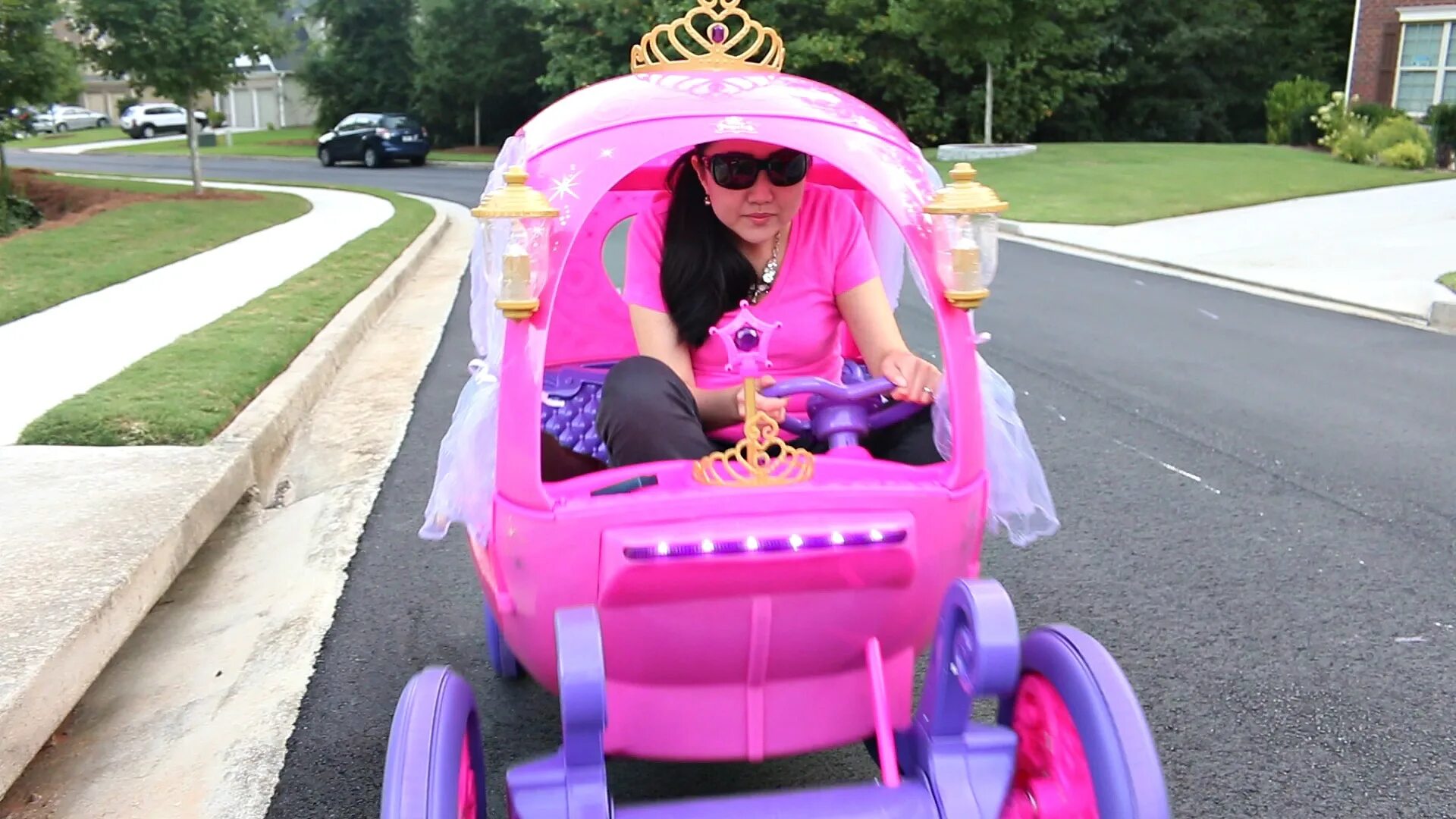 Принцесса 24. Электромобиль карета принцессы. Карета электромобиль Disney. Kiddieland электромобиль,машинка-карета для девочки принцесса Дисней. 24 Volt Disney Princess Carriage Ride-on for girls by Dynacraft.