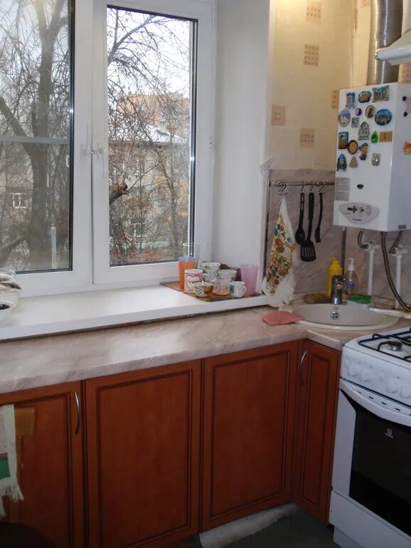 кухни под подоконник с батареей. батарея на кухне. подоконник-столешница на кухне. холодильник рядом с батареей. кухня икеа столешница подоконник.