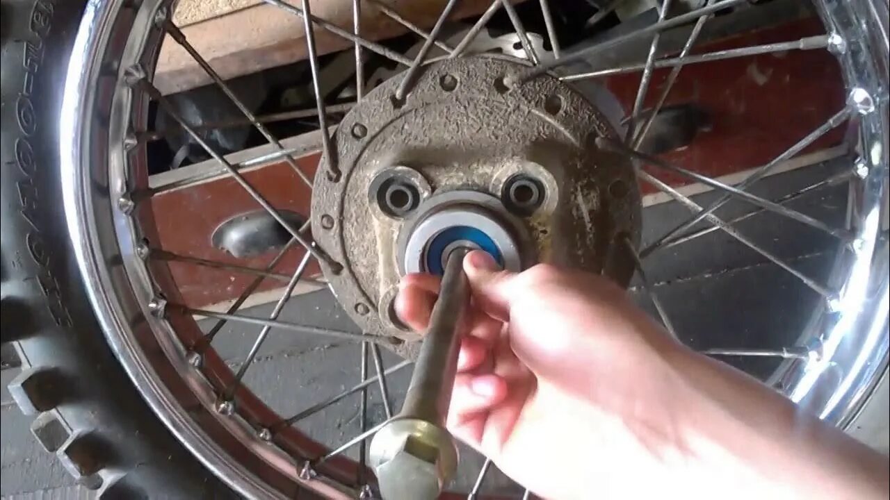 Как поставить заднее колесо мотоцикла