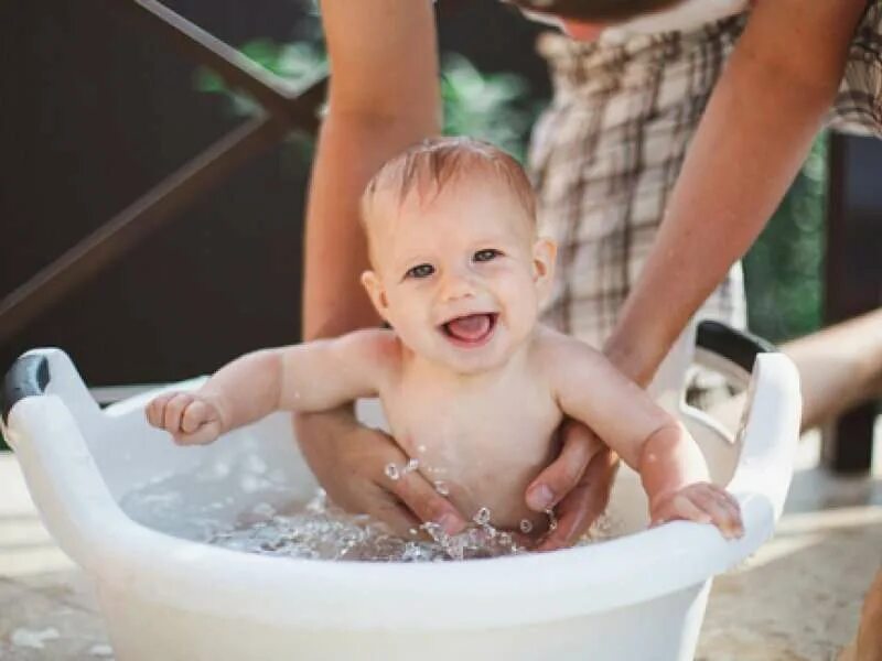 Малыш купается. Купание малыша. Малыш в ванной. Детишки в ванной. Купаться после родов