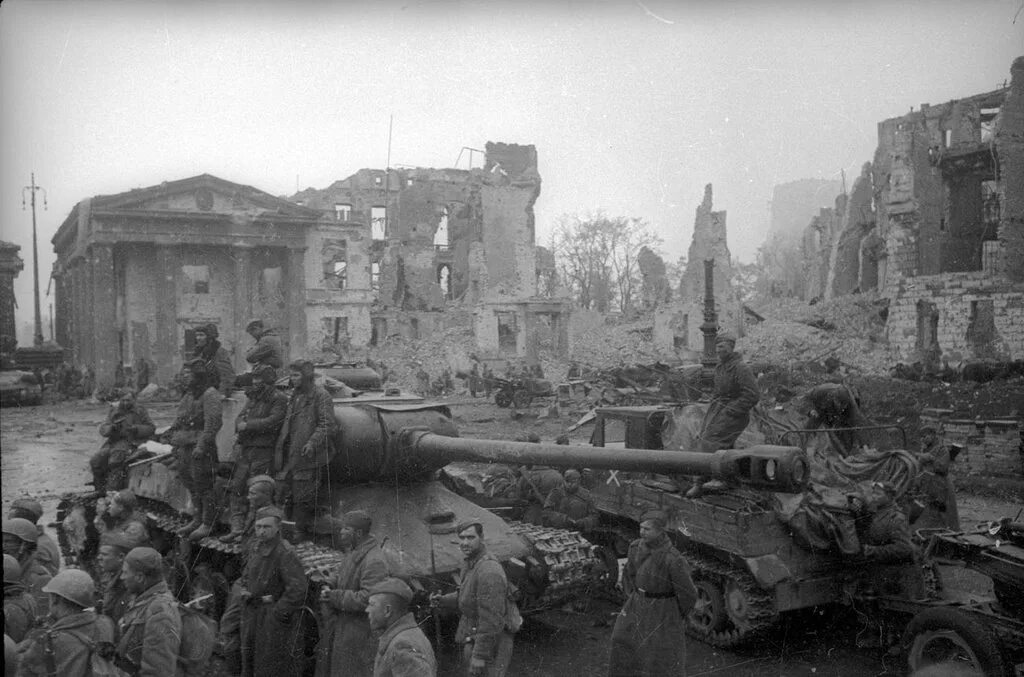Берлин 2 мая 1945. Бранденбургские ворота Берлин 1945. Долматовский Берлин 1945. Берлин 5 мая 1945