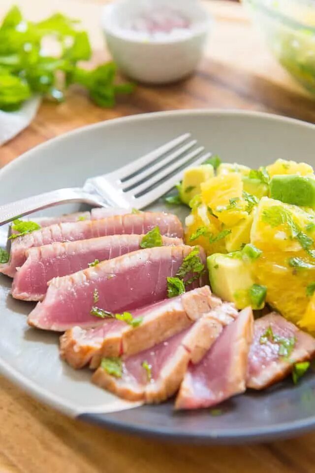 Рецепт вкусного филе тунца. Гарнир к тунцу на гриле. вкусные блюда из тунца. гарнир к стейку из тунца. филе тунца блюдо.