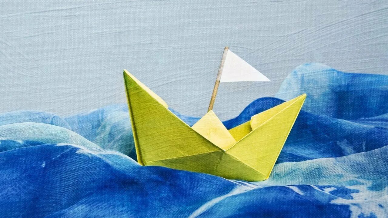 Кораблик из бумаги части речи. Бумажный кораблик. Оригами корабль. Композиции из бумажных корабликов. Бумажный кораблик оригами.