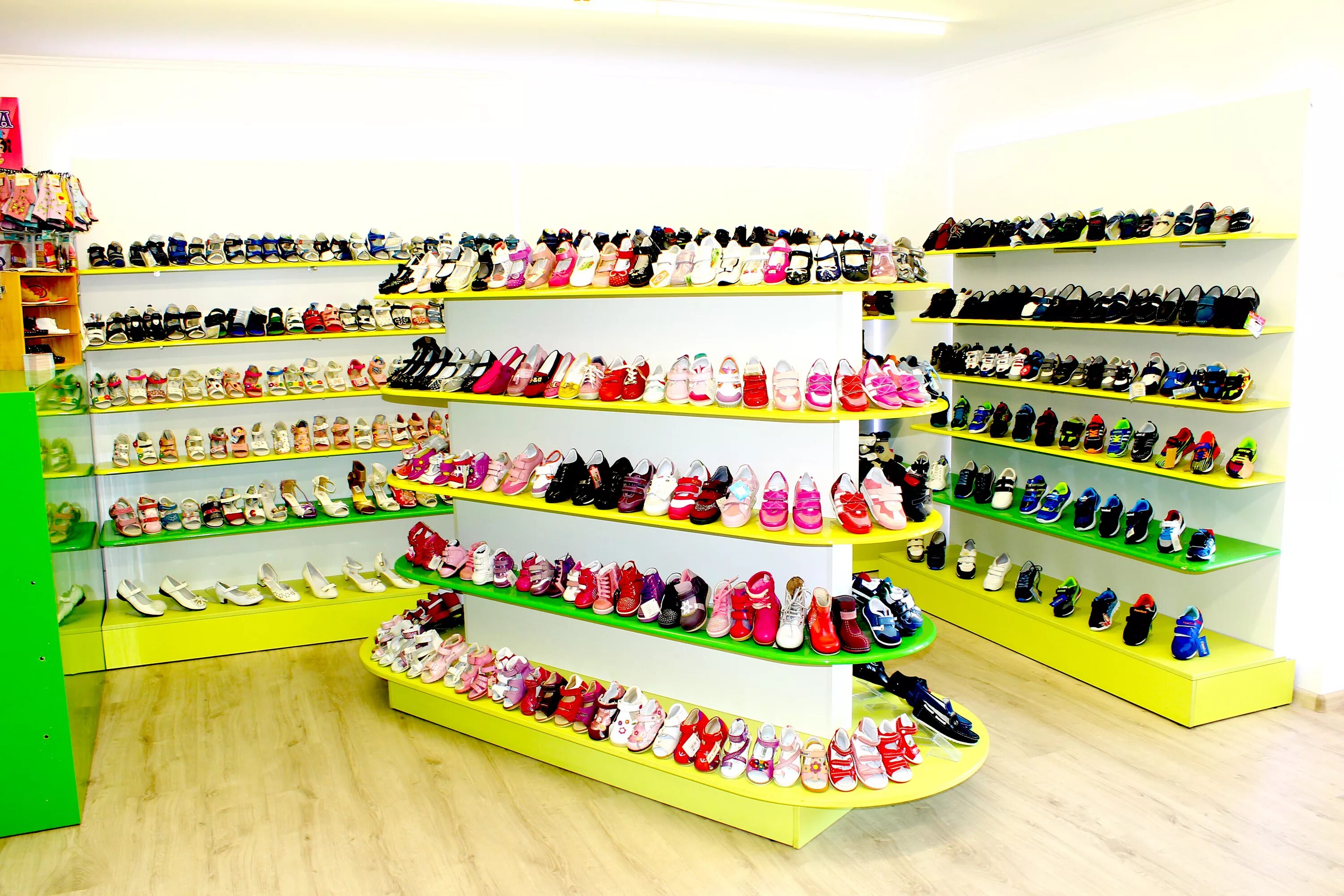 Магазины туфель в москве. Магазин обуви для детей. Детский обувной магазин. Ребенок в обувном магазине. Бутик детской обуви.