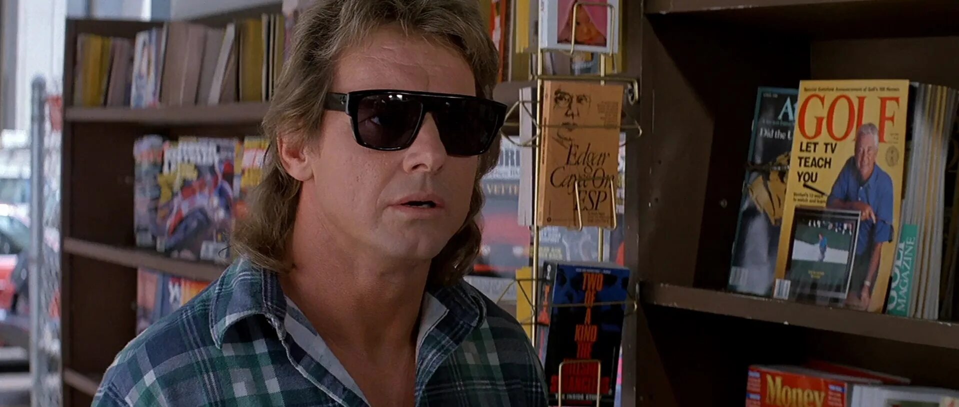 They live in new york. Чужие среди нас 1988. «Чужие среди нас» (1998), реж. Джон Карпентер.