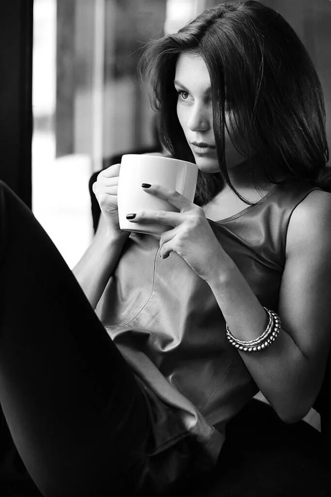 Утро брюнетки. Девушка пьет кофе. Задумчивая девушка с кофе. Девушка с чашкой кофе. Брюнетка с кофе.
