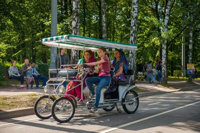 Парки прокат велосипедов. Веломобиль 4-х местный парк Горького. Веломобиль четырехместный парк Горького. Парк Сокольники веломобили. Велопрокат Сокольники.