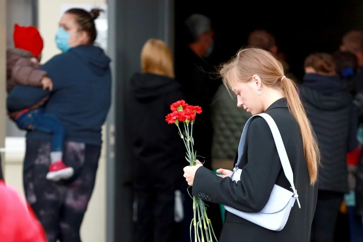 Прощание с девочкой в Домне. В Октябрьском простились с девочкой. Прощание с погибшими детьми. Прощание с девочкой