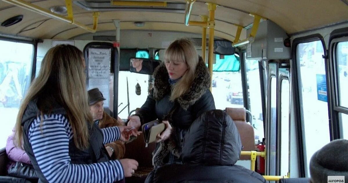 Общественный транспорт вконтакте. Девушка в пуховике в автобусе. Автобус прогород. Женщина в автобусе зимой. Девушка зима автобус.