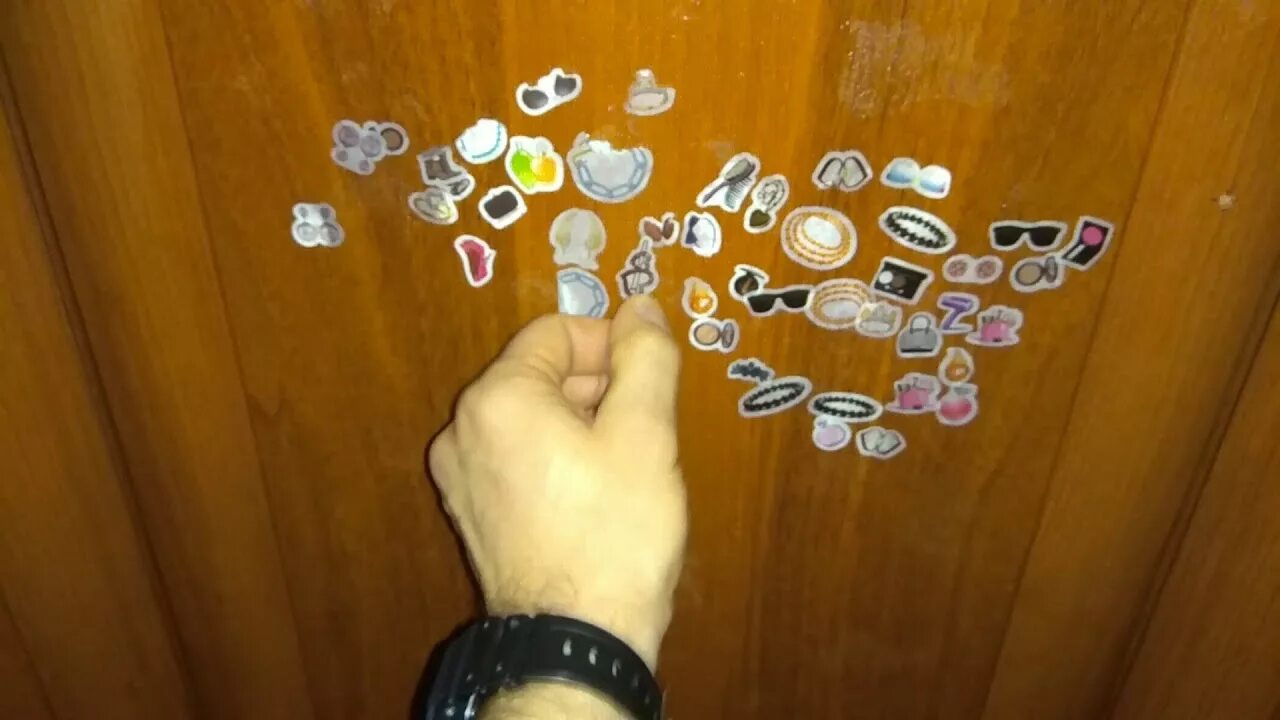 Отделяет наклейки на мебели. Отклеивающаяся наклейка. След от этикетки. Отклеить этикетку. Чем можно отодрать наклейки.