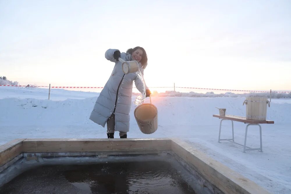 Крещенские морозы. Крещенские морозы. Крещение в новосибирске. Соловьев в проруби на крещение. Женские купания в проруби.