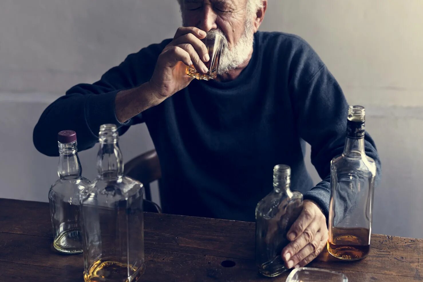 Пьющие после второго. Пьющий старик. Запой фото. Алкоголизм у пожилых.