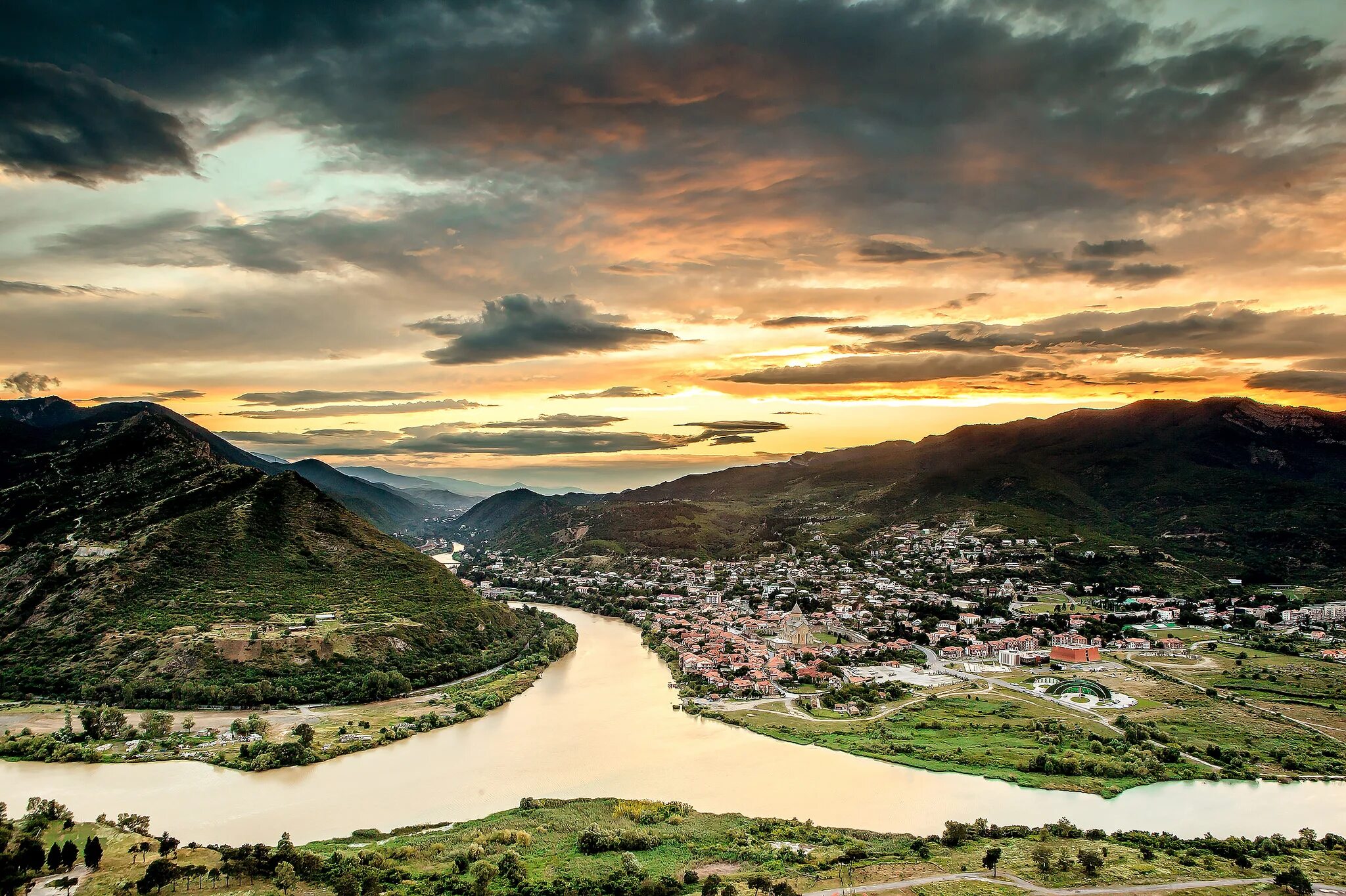 Арагва где. Mtskheta Грузия. Река Арагви в Грузии. Мцхета кура и Арагви. Грузия слияние Арагвы и куры.