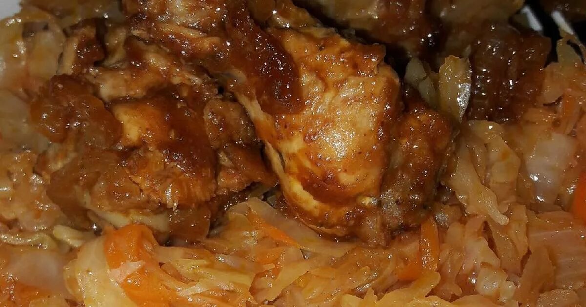 курица с капустой в духовке. тушёная капуста с картошкой. тушеная капуста с куриным филе. капуста с куриными крылышками. тушеная капуста с крылышками.