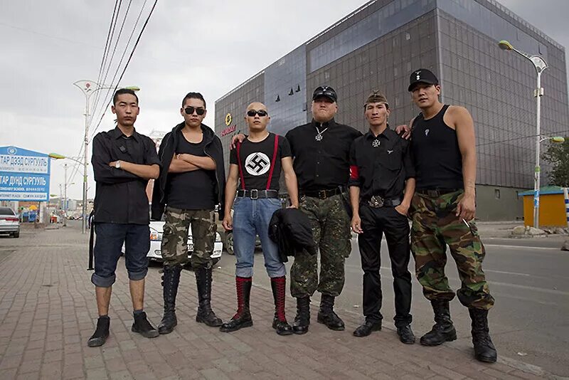 антон раевский неонацист. скинхеды. стиль скинхедов. открытое ношение оружия. скинхеды одежда.