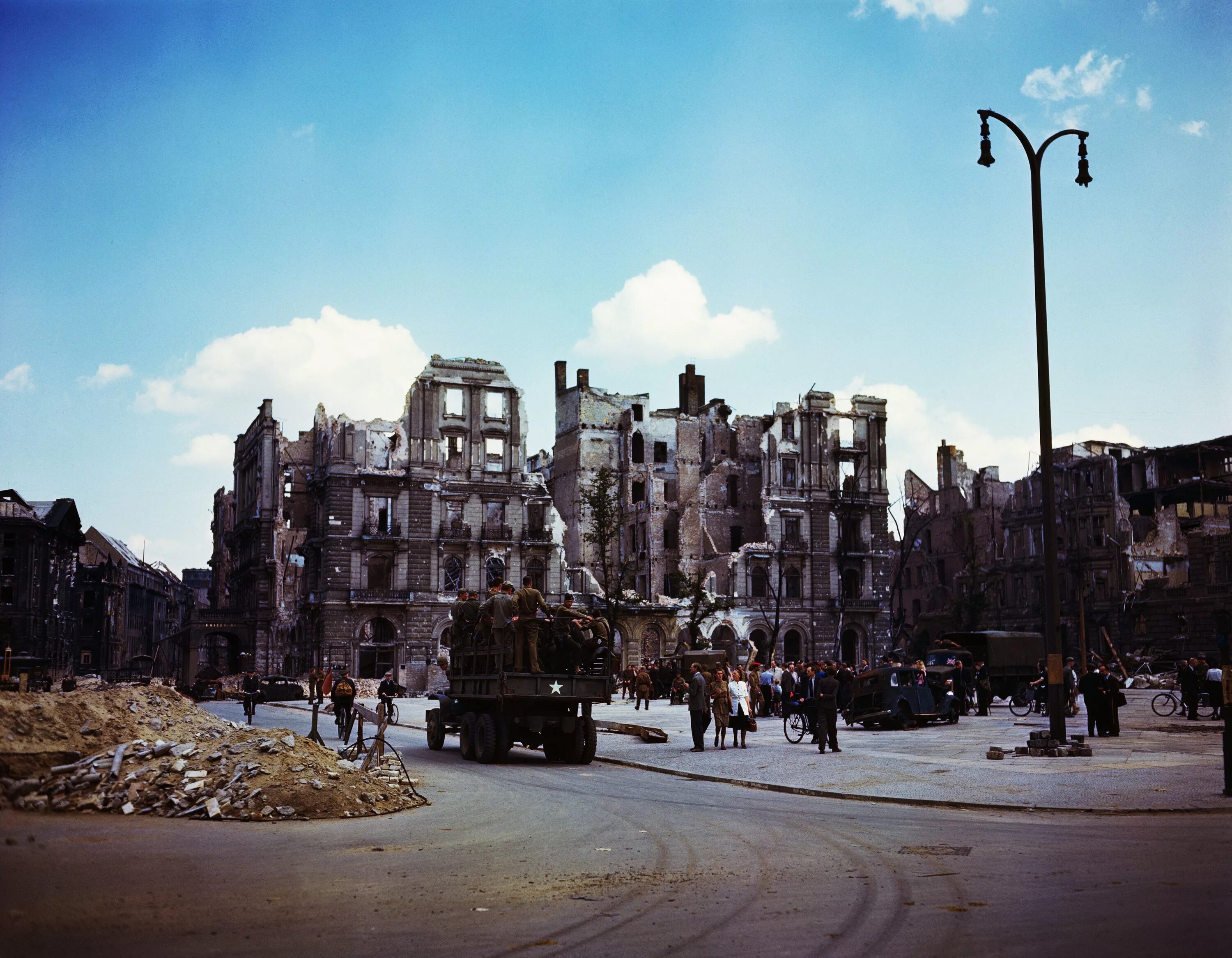 Немецкие города после войны. Разрушенный Берлин 1945. Разрушенный Берлин 1945 в цвете. Берлин в руинах 1945.
