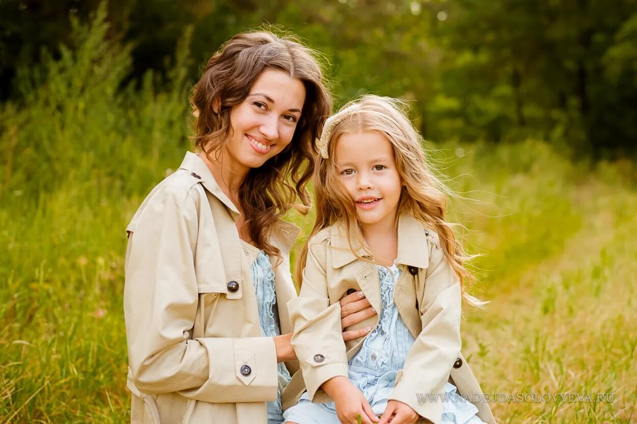 фотосессия с подружками и детьми. мама и дочка. подружка семейный. фотосессия подруг в парке. маленькие подружки в садике.
