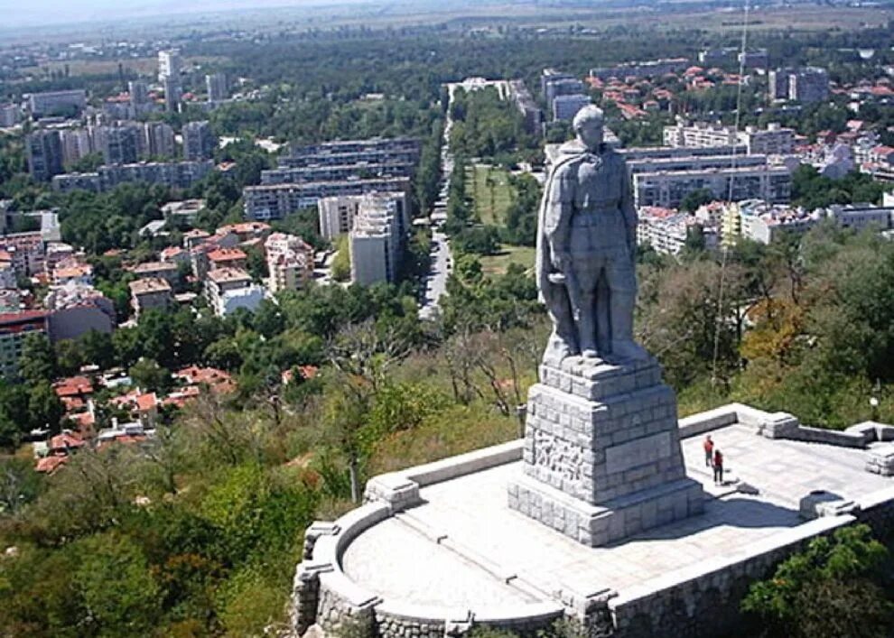 Памятник алеше в болгарии. Памятник алёше в Болгарии. Алёша (памятник, Пловдив). Памятник советскому солдату в Болгарии Алеша. Памятник солдату Алеше в Болгарии.