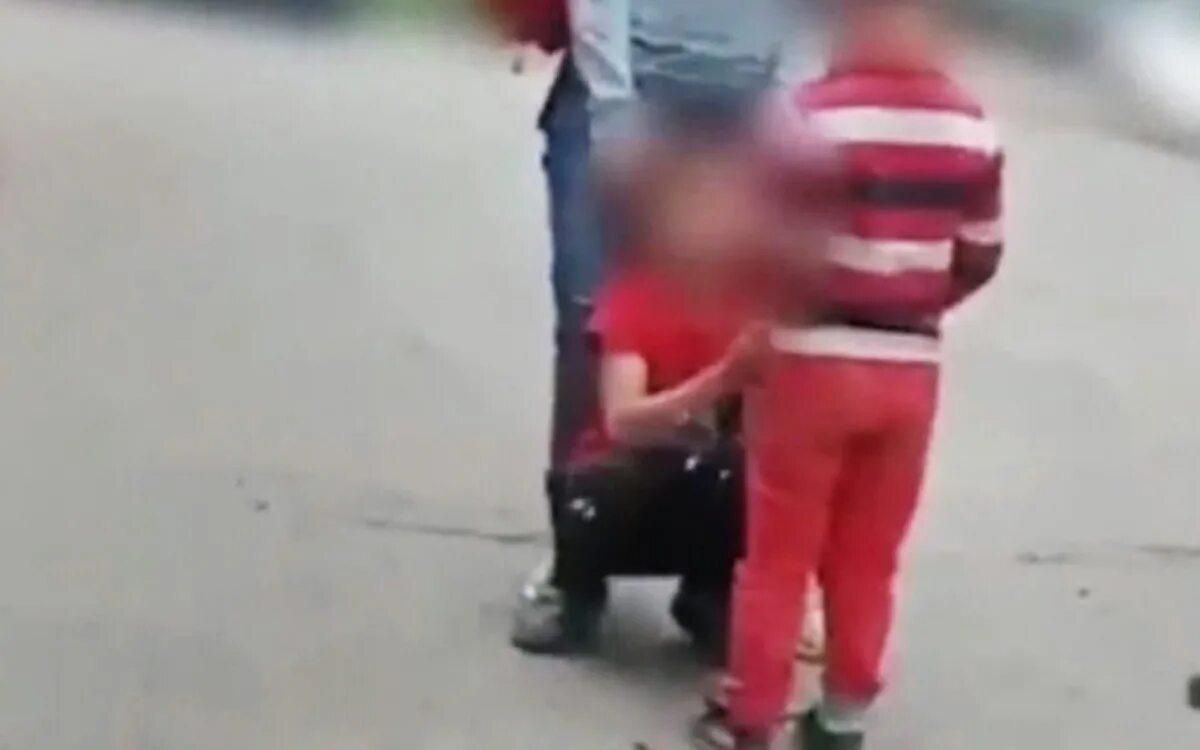 Украина дети на коленях. Избиение девочки на коленях. Перед на коленях не хочу