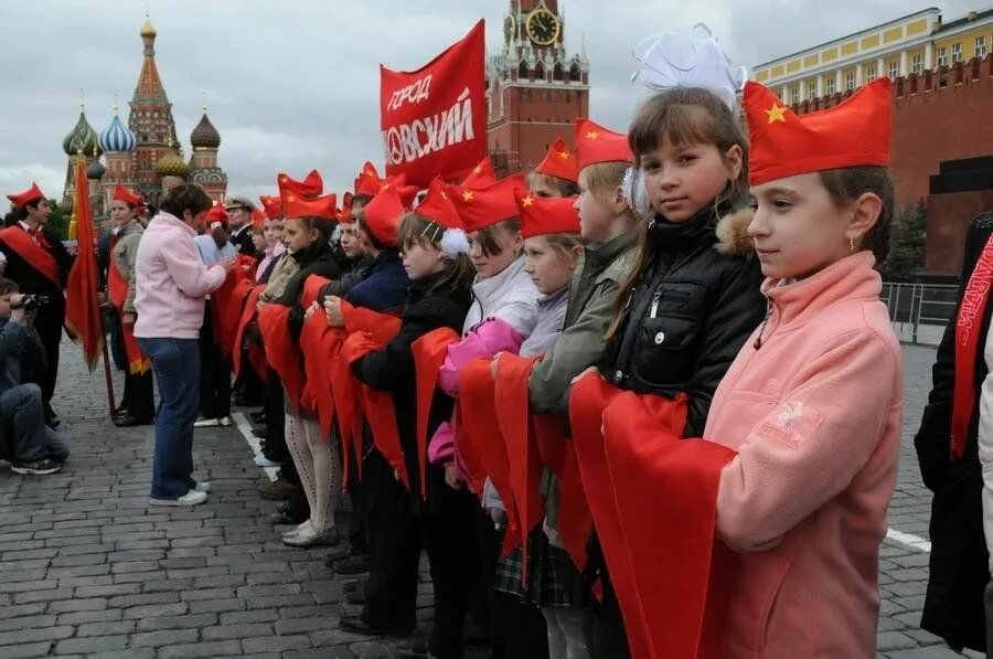 Дата 19 мая. СССР 19 мая день пионерии. Пионеры 2023 красная площадь. С днем пионерии пионеры СССР. С праздником пионерии.