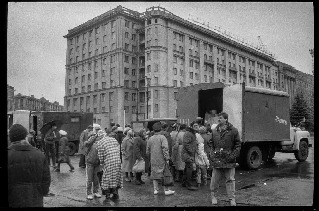 Площадь революции Челябинск 90-е годы. Челябинск площадь революции 1990. Площадь революции в Челябинске в 90. Челябинск в 1990-е. Приватизация 1990 годов