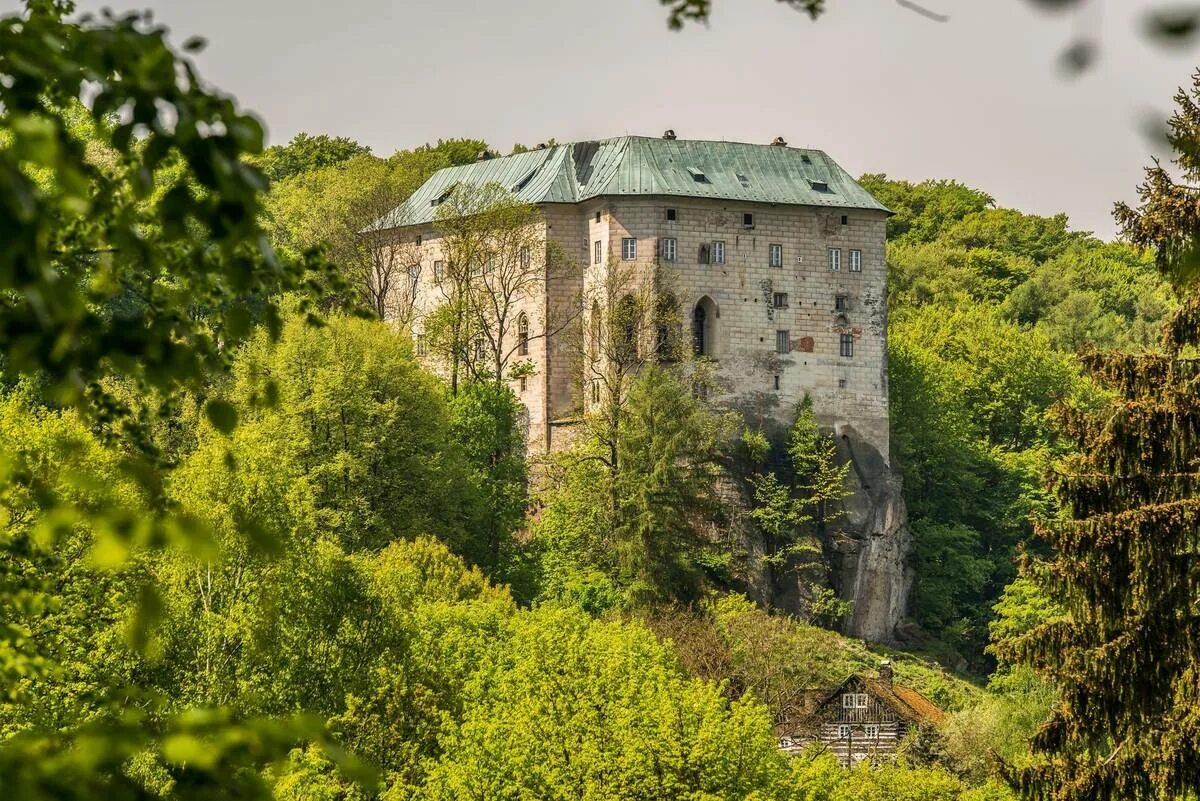 Замок гоуска чехия. Замок Houska Чехия. Замок Гоуска врата в ад Чехия. Прага замок Гоуска. Замок Гоуска Чехия призраки.