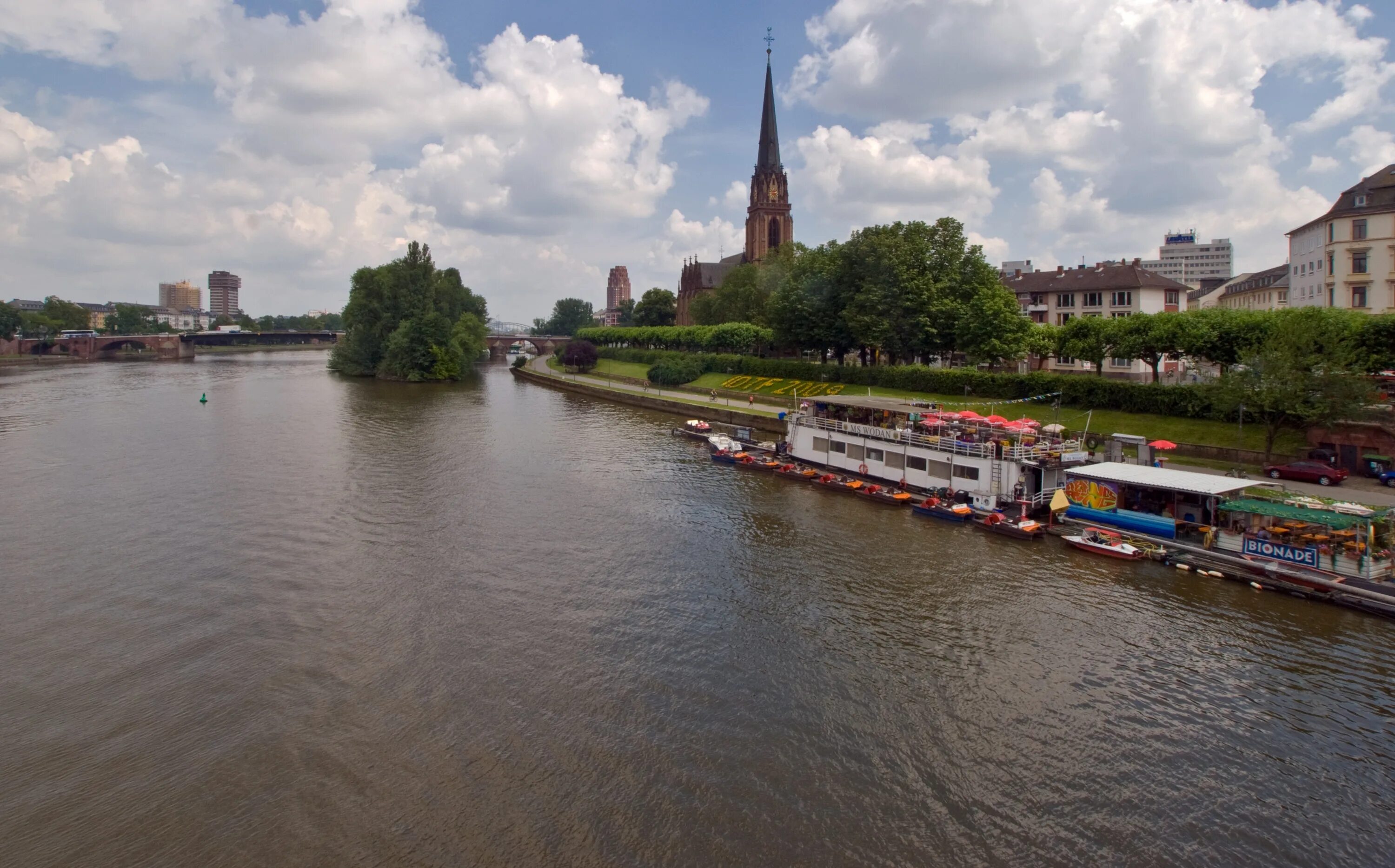Майн река. Река майн Франкфурт. Речной порт Франкфурт на Майне. Набережная музеев Франкфурт-на-Майне. Водоемы во Франкфурте на Майне.