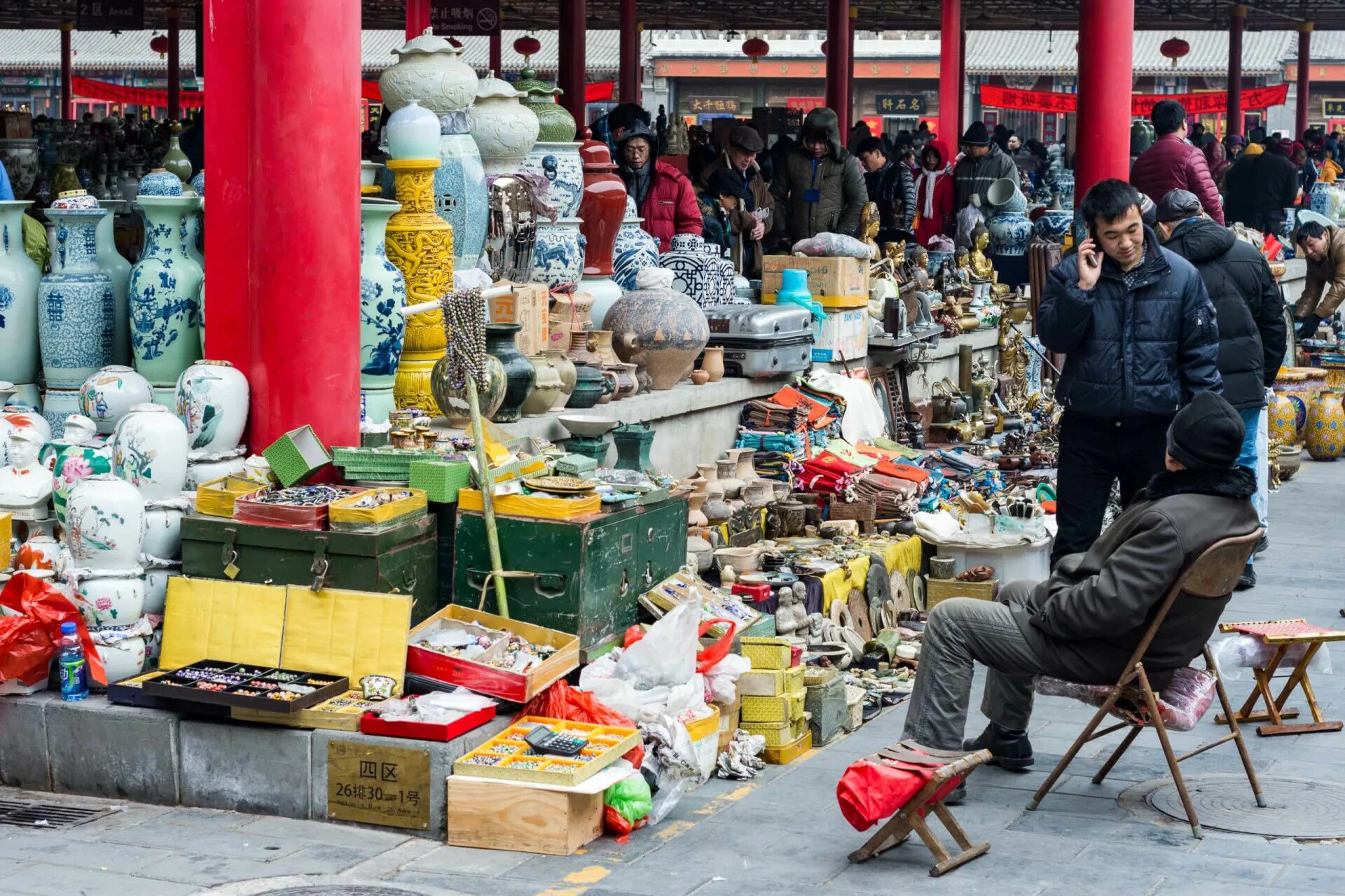 Промысел рынок. Блошиный рынок в Пекине. Panjiayuan Antique. Жемчужный рынок в Пекине одежда. Антикварной улице Люличан.