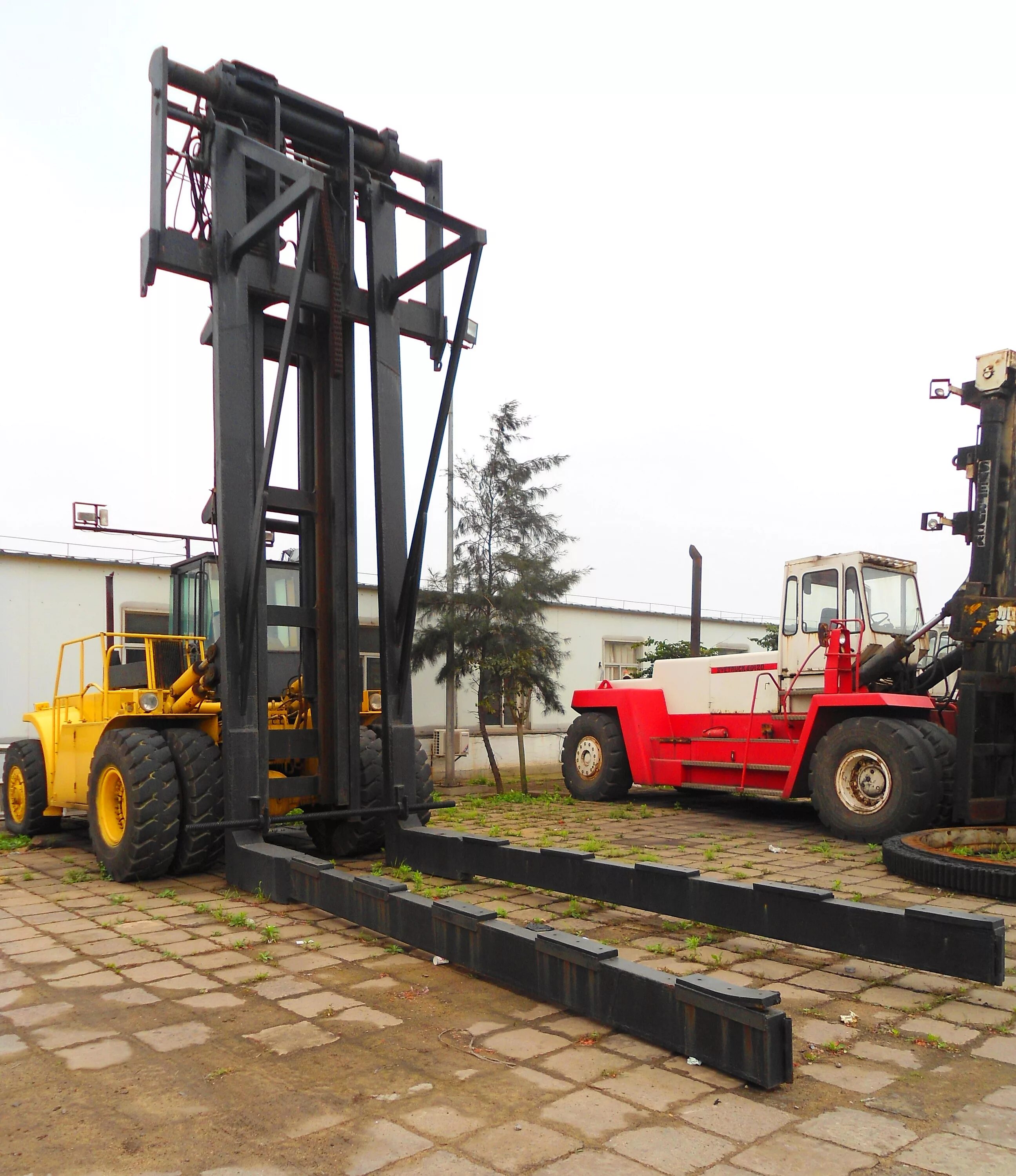 Контейнерный перегружатель kalmar. Вилочный погрузчик для контейнеров 20 футов. Кальмар погрузчик контейнерный. Контейнерные погрузчики kalmar. Портовый погрузчик кальмар.