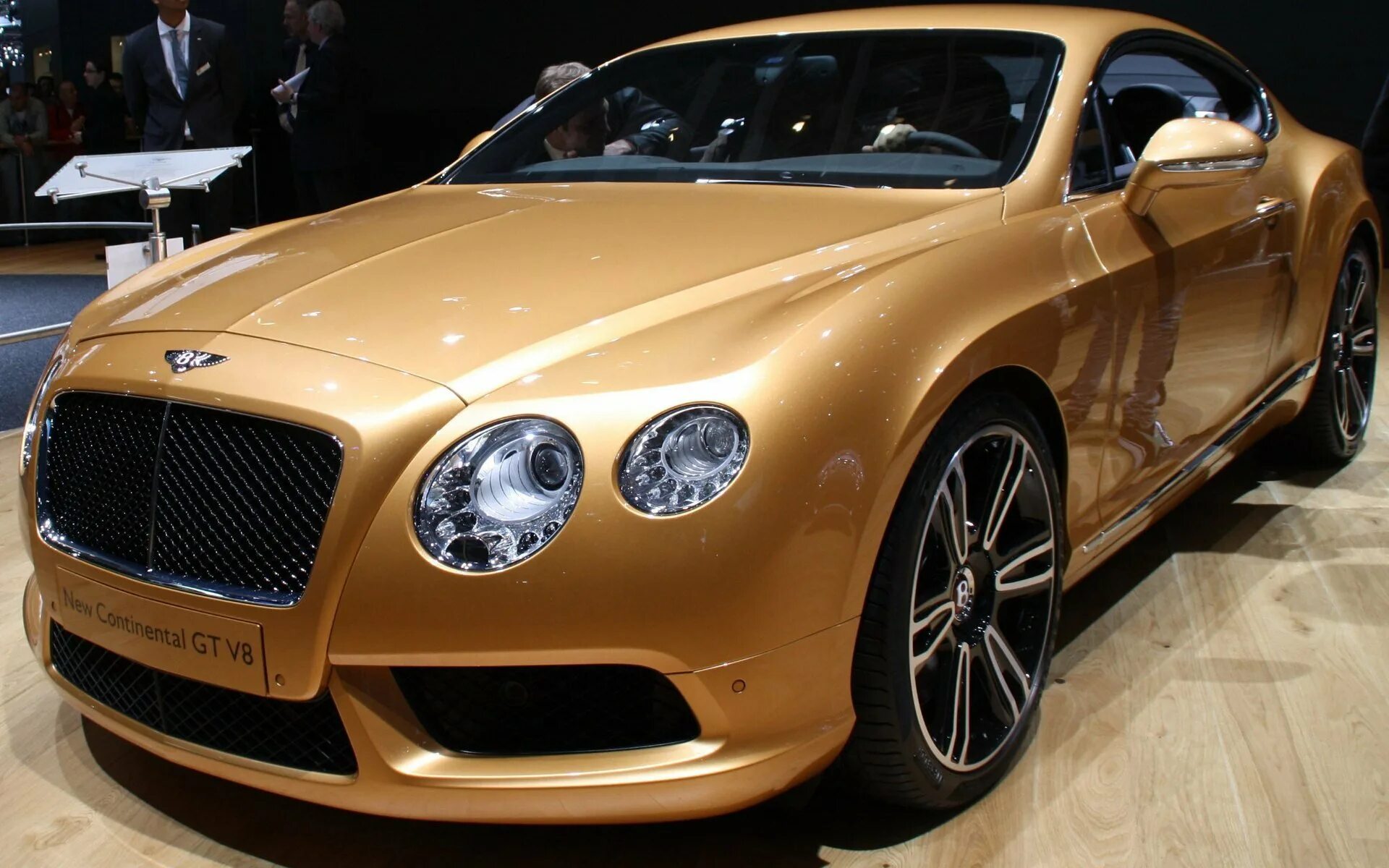 Gold car. Бентли Континенталь золотой. Бентли Континенталь gt золотой. Bentley Continental gt бежевый. Bentley Bentayga Золотая.