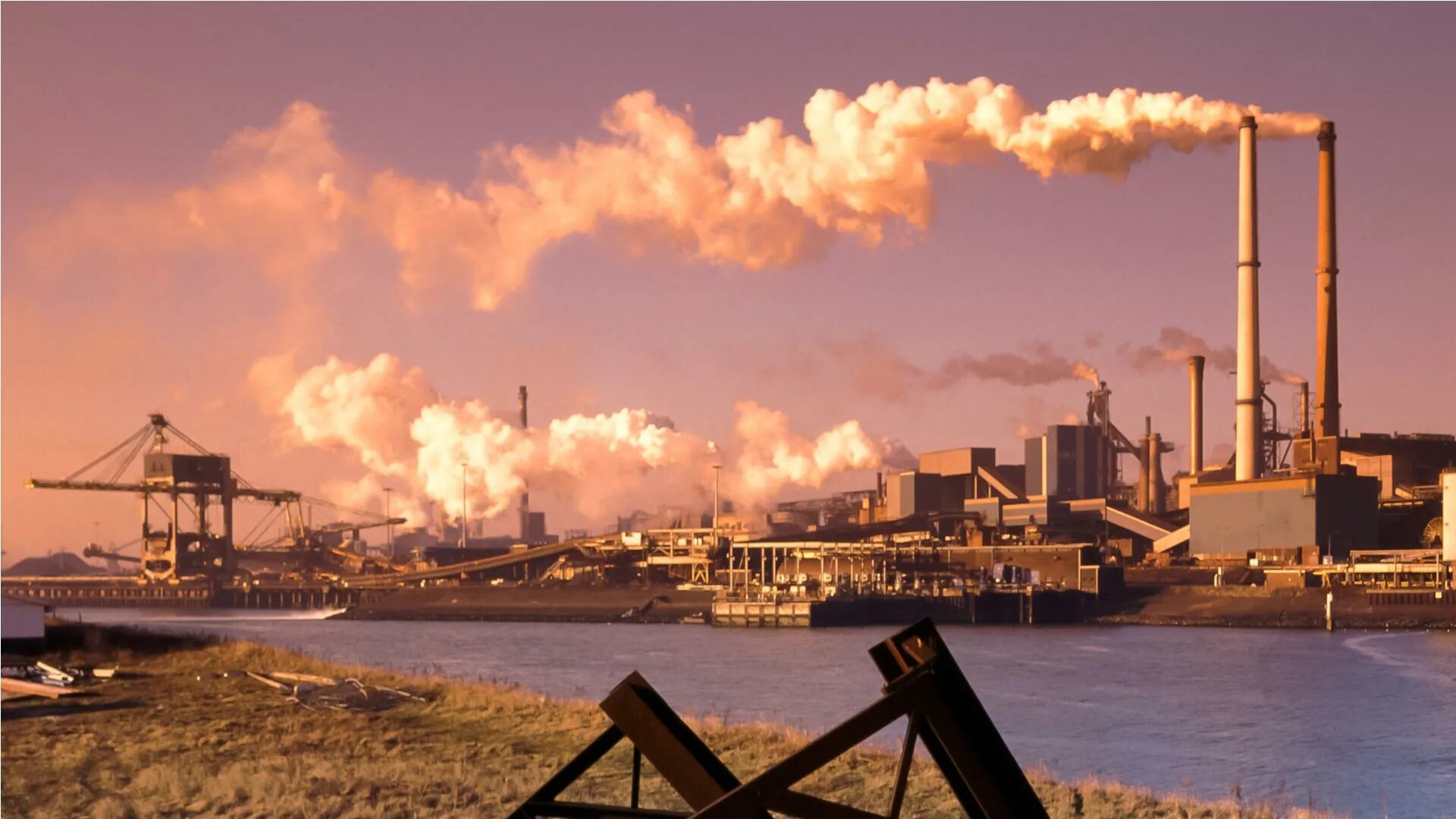 A lot of pollution. Сталелитейный промышленность Америка 1998. Промышленное загрязнение. Промышленность. Промышленные выбросы.