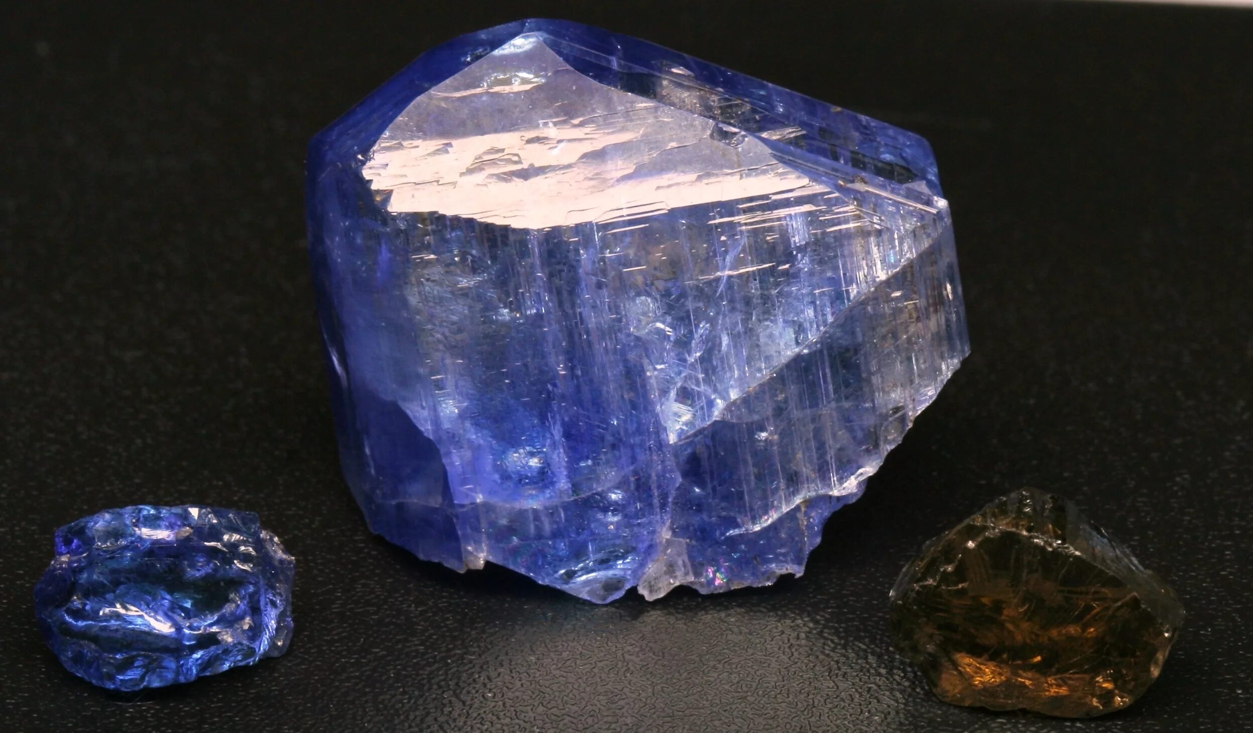 Сапфир (минерал) Корунд. Сапфир камень необработанный. Сапфир Сырец. Синий Корунд минерал.