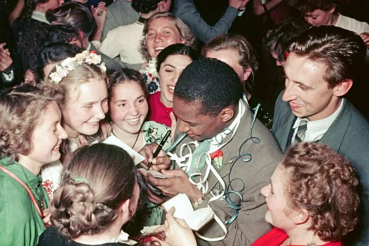 Молодежный фестиваль в москве 1957. Vi всемирный фестиваль молодёжи и студентов в москве 1957 года. фестиваль молодежи в ссср 1957. молодёжный фестиваль 1957 в москве. московский фестиваль молодежи и студентов 1957.