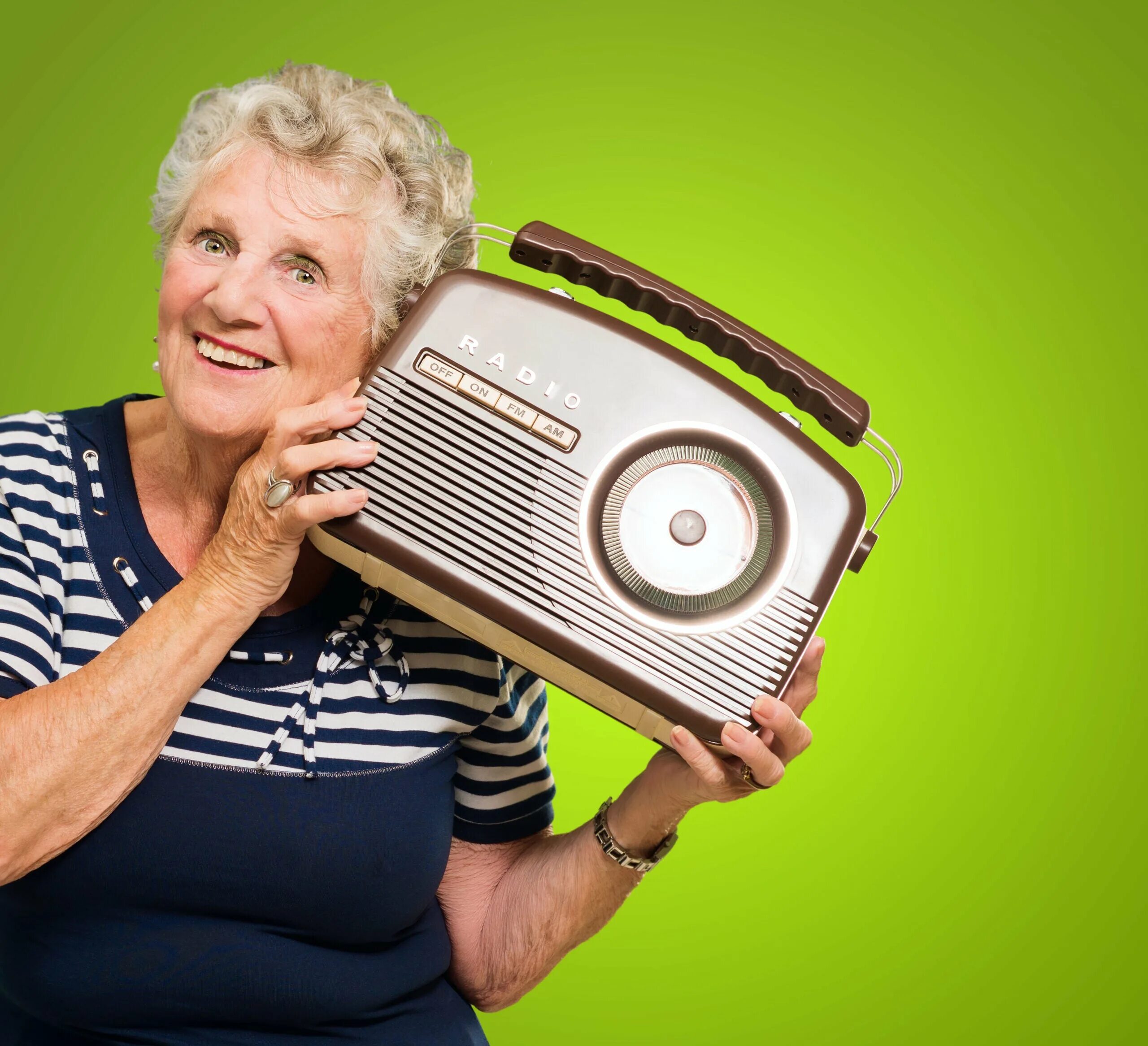 Слушать веселое радио. Бабушка с радио. Бабушка слушает радио. Радио для пенсионеров. Слушать радио фото.