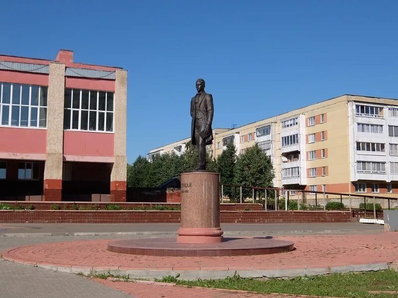 Магазин рада елабуга. Табыш магазин. Находка магазин. Памятник тукаю в елабуге. Елабуга габдуллы тукая.