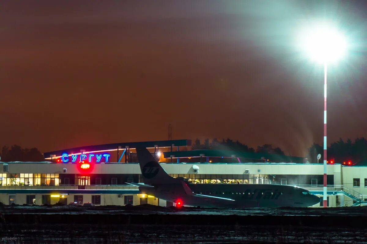 Работают ли аэропорты ночью. Ночной аэропорт Сургута. Аэропорт Сургут перрон. Аэропорт ночью. Белые ночи Сургут аэропорт.