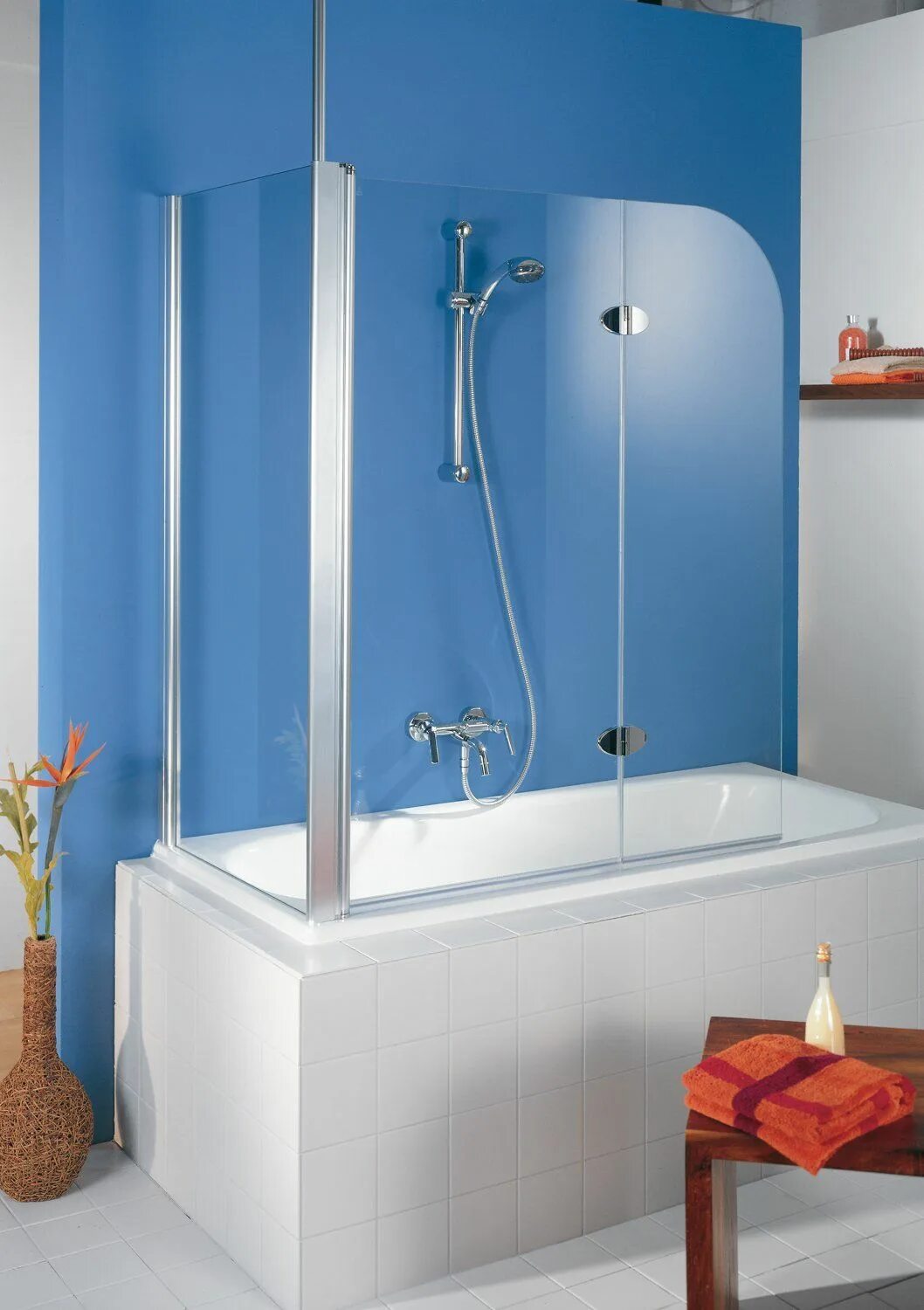 Защитный экран для ванной. Защитный экран для ванной от брызг. Стеклянная шторка для душевой кабины. Ванна со стеклом.