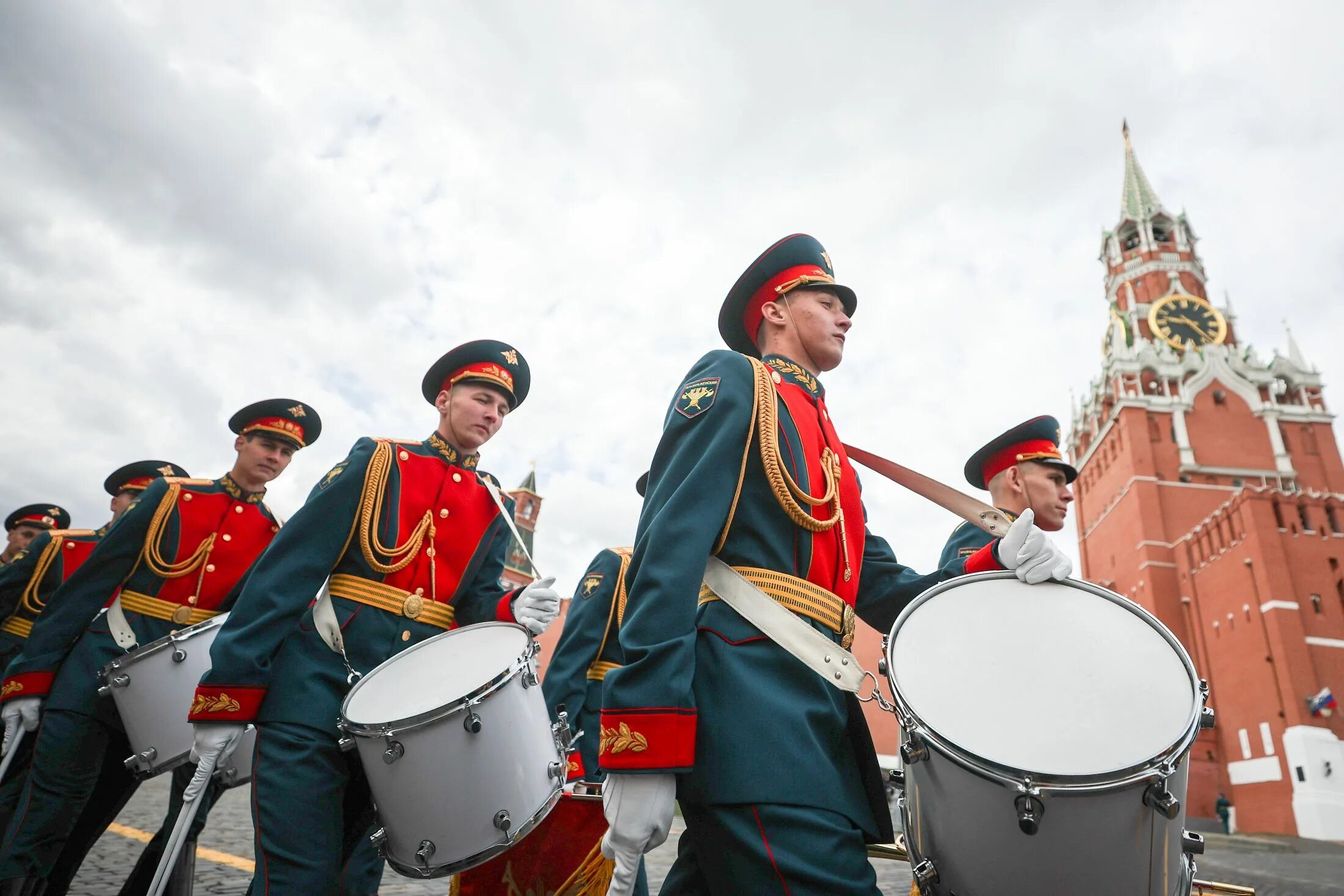 Примут участие в параде победы. Парад Победы 2022 оркестр. Парад на красной площади 9 мая 2022. Марширующий оркестр на красной площади. Парад в Москве.