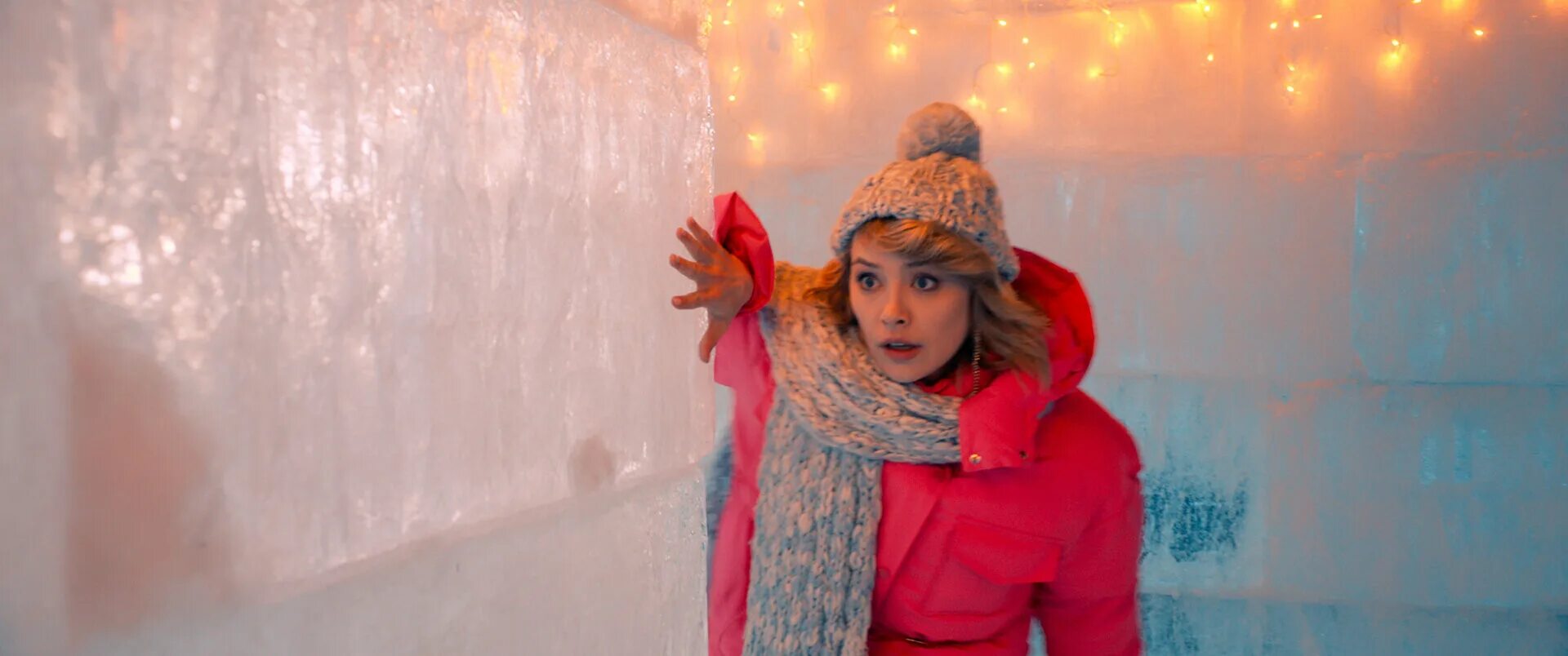 новогодние фильмы с сантой. роман курцын 2022. новогодний тайный санта. новогодние фильмы. роман курцын с женой 2022.