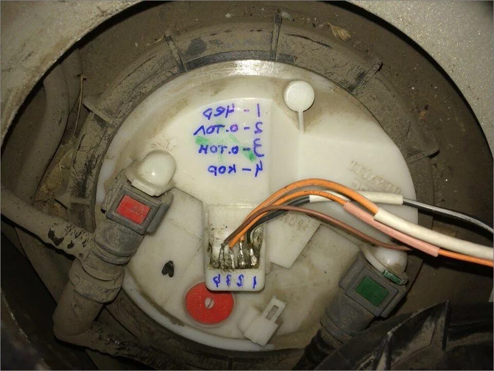 Плюс минус бензонасоса. Разъём бензонасоса Рено Меган 2. Бензонасос Рено Меган 2. Разъем бензонасоса Рено Меган 2. Разъем бензонасоса Megane 2.