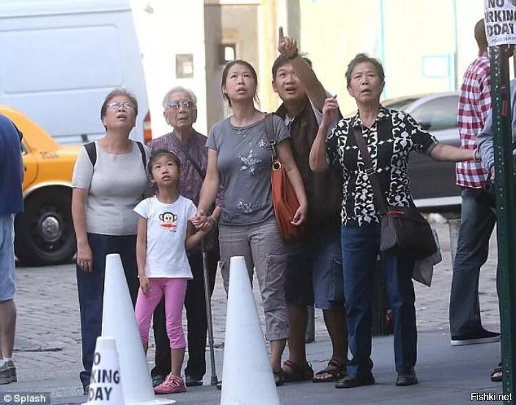 Люди на улице. Люди на улице. Удивленным прохожим. Удивленным прохожим. Нью йорк люди.