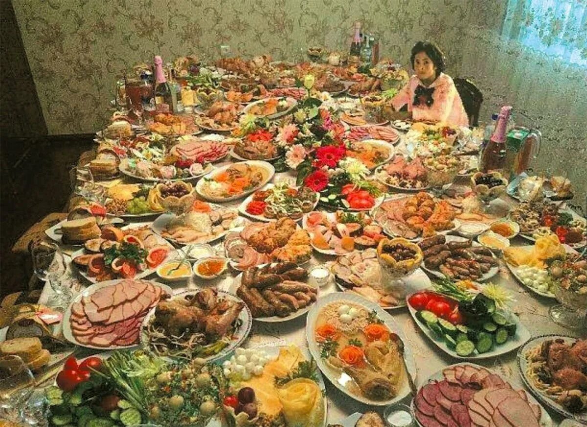 Огромный стол с едой