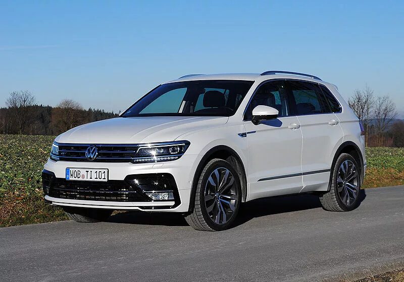 Vw r line. VW Tiguan r-line. Volkswagen Tiguan r line. Тигуан 2023 r line. Тигуан r line 2022.