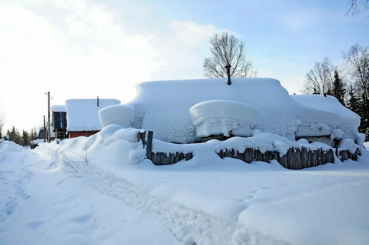Много снега. Сугробы в деревне. Дом занесло снегом. Зима много снега. Деревня сугробы