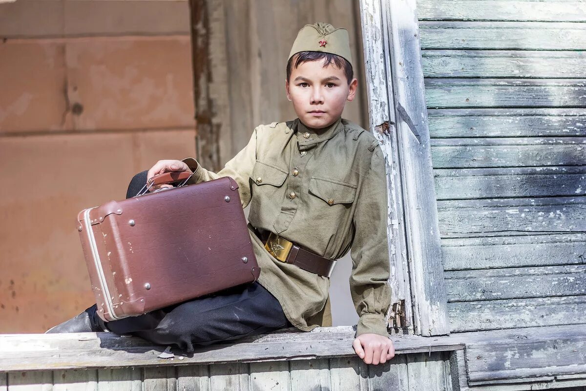 мальчики защитники девочек. мальчик защищает девочку. военная форма. мальчик спасает девочку. грузинская художница нино чакветадзе картины.