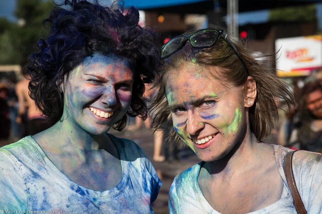 народ крашен. празднование пасхи в германии. краски для лица. перуанка мужская. холли краски фестиваль.