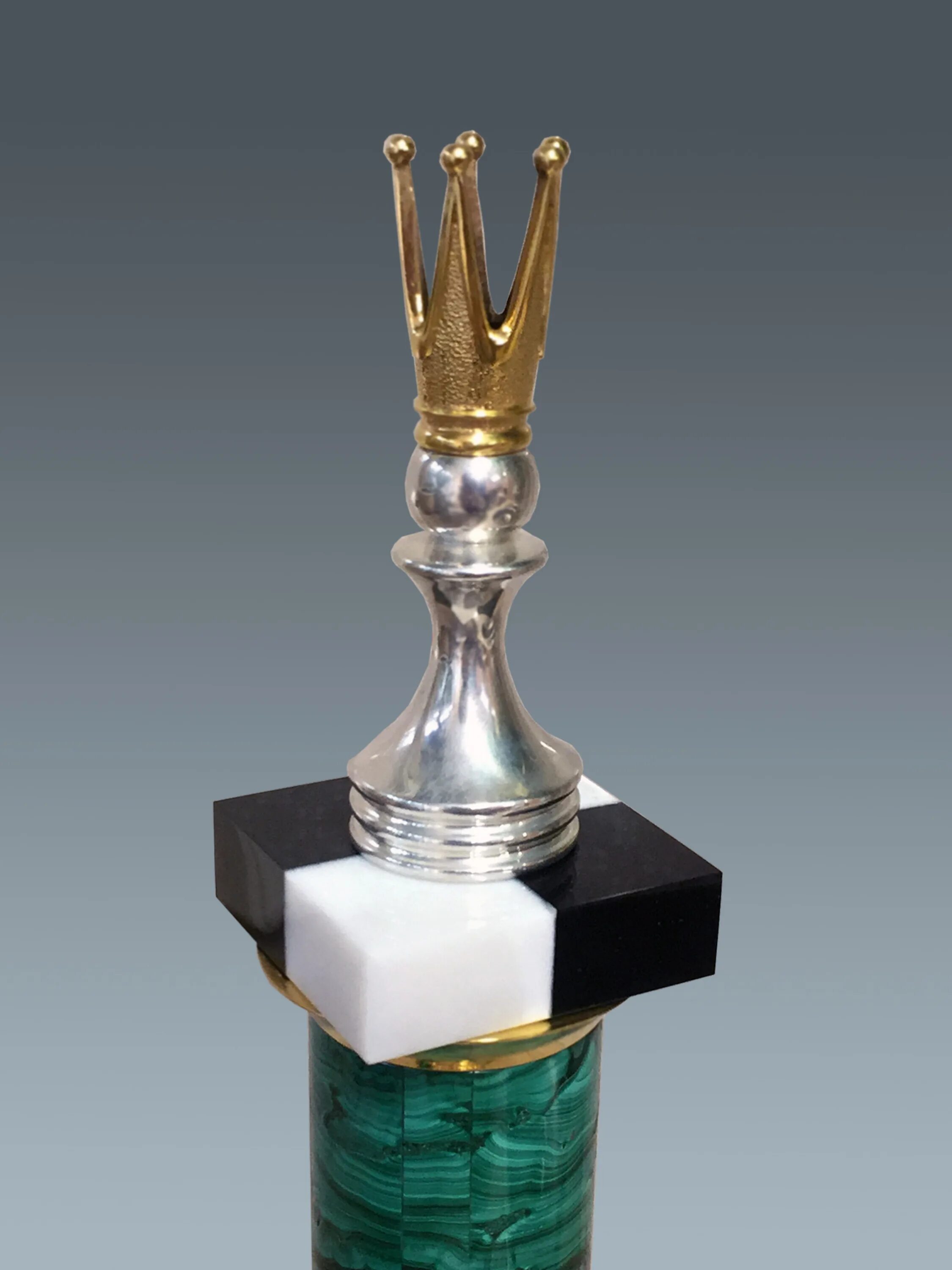 Шоколадный набор шахматы. Награды по шахматам. Шахматные кубки и награды. Кубок чемпиона ф1. Шахматные медали.