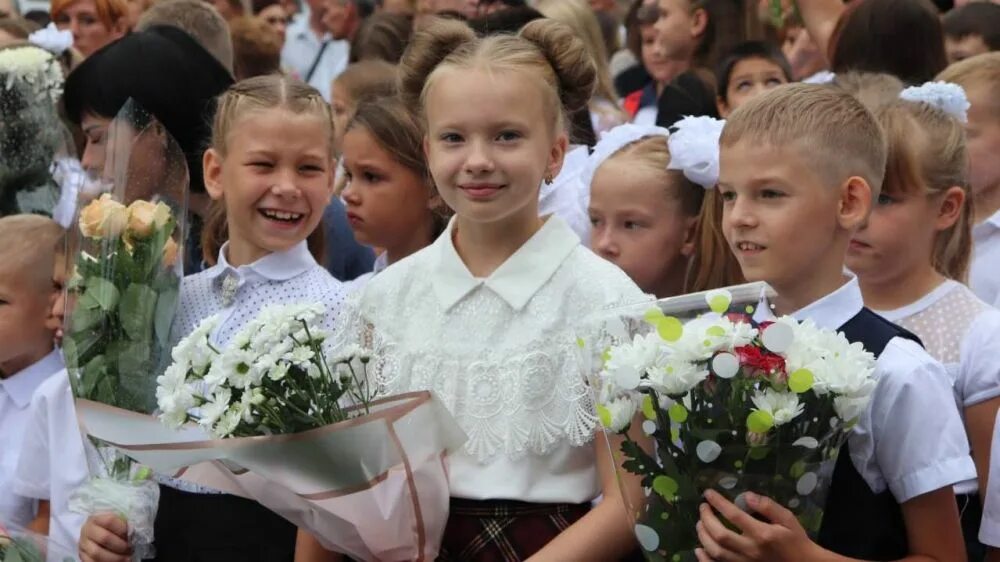 12 школа ялта элжур. Гаспринская средняя школа. Школа 1 Ялта. Гаспринская школа 1. Самая красивая школа.