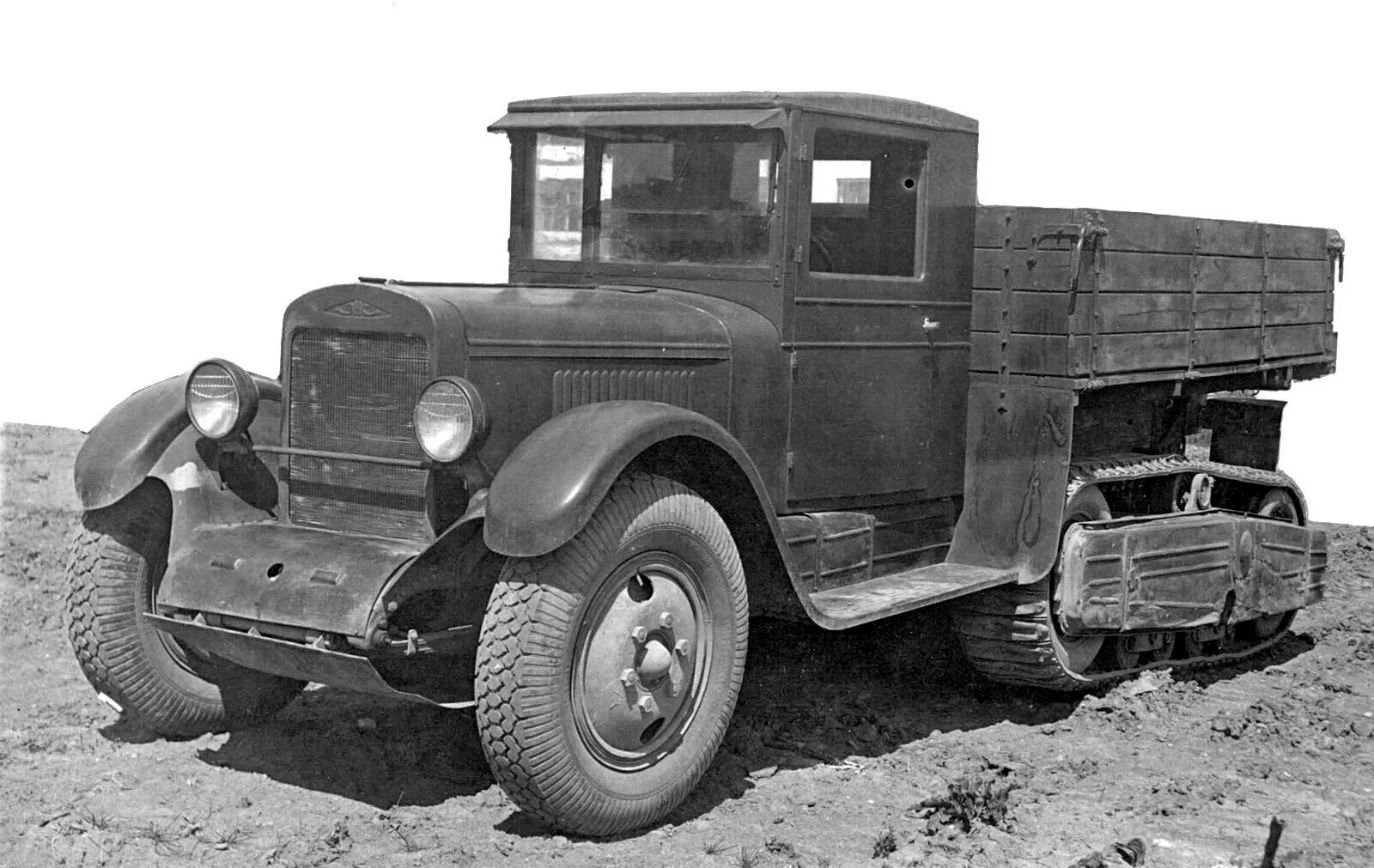 Водитель полуторки. ЗИС-5 грузовой автомобиль. ЗИС-22 грузовик полугусеничный. ЗИЛ 1941. ЗИС-22 грузовой автомобиль.
