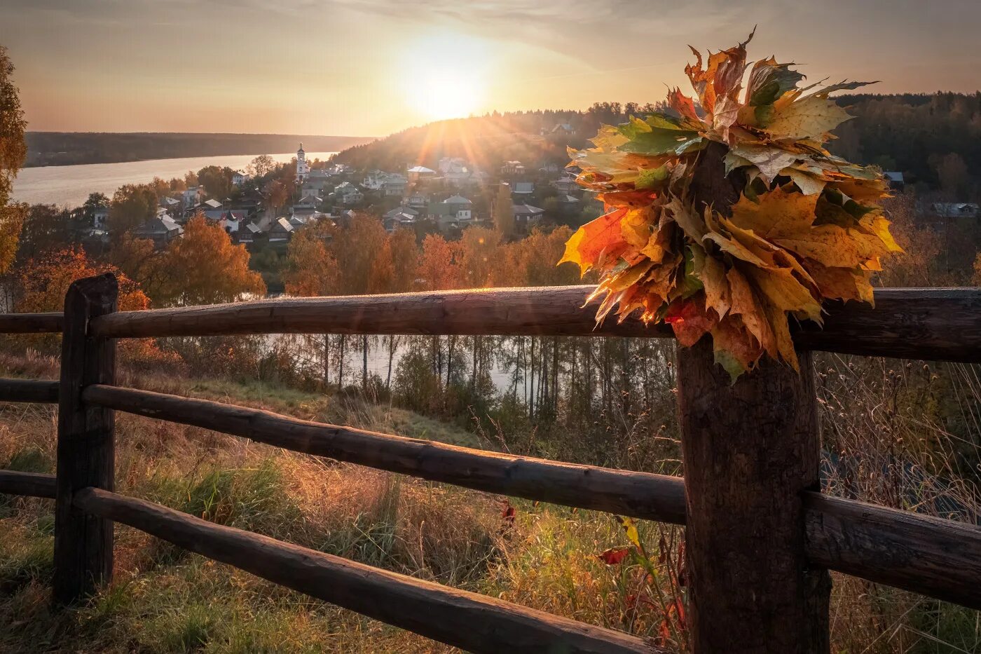 Осеннее утро картинки красивые. Осенний плёс Ивановская область. Гора Левитана в Плесе. Плес Золотая осень. Осенний рассвет.